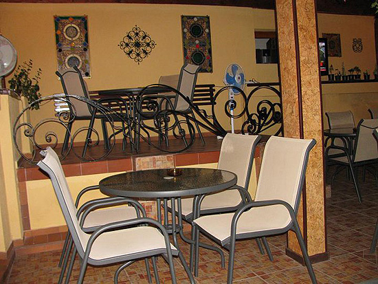 Poza Antique Restaurant si Cafenea
